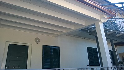 Porticato con travi in abete lamellare e tavolato in abete sbiancati