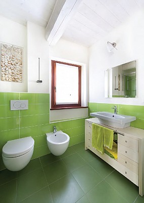 Solaio con travi e tavolato in castagno. Sanitari GSI, pavimento e rivestimento in ceramica Ragno, rubinetteria Paini