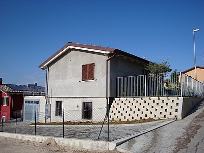 Sistema isolante a cappotto con pannelli di sughero rasati con intonachino traspirante