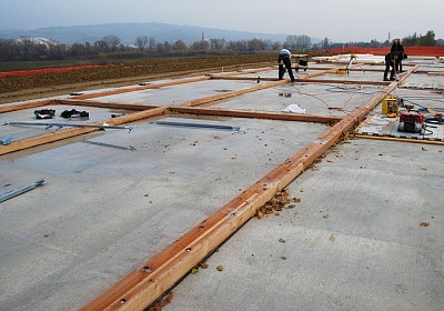 Inizio cantiere - posa dei dormienti in larice lamellare