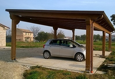 Carport in abete lamellare con copertura di tavolato in abete e tegola tipo canadese