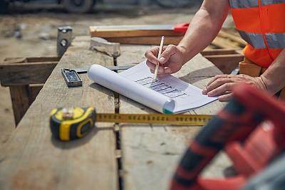 Lavorare con il gran caldo: consigli e norme per la sicurezza estiva nei cantieri
