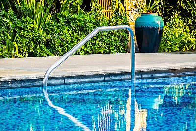 Come riattivare la piscina in vista dell'estate e quali prodotti scegliere