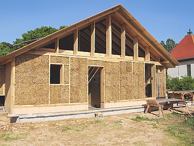 Costruire case con legno, paglia e intonaco in terra cruda